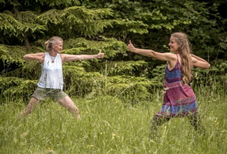 Kundalini Yoga in der Wiese - Kriegerin