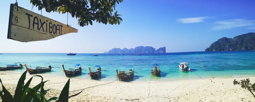Thailand Strand mit Taxibooten