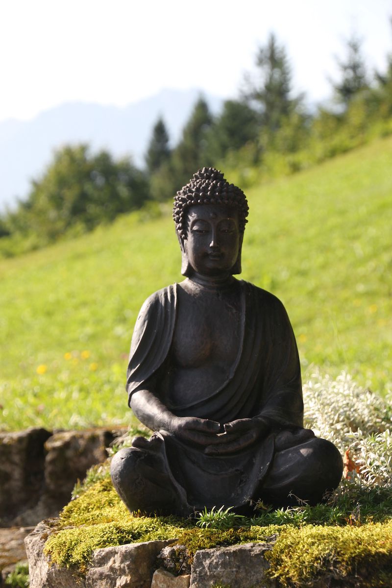 Buddhastatue in den Bergen